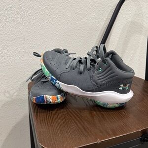 Under Armour Kids' Gray basketball shoes with Multicolor Sole